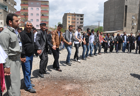 Yüksekova KURDÎ -DER öncülüğünde binlerce kişi Kürt dil bayramı kutlandı.