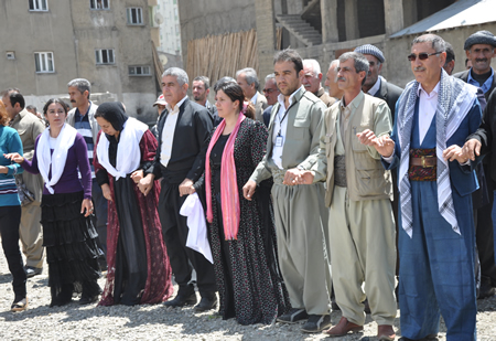 Yüksekova KURDÎ -DER öncülüğünde binlerce kişi Kürt dil bayramı kutlandı.