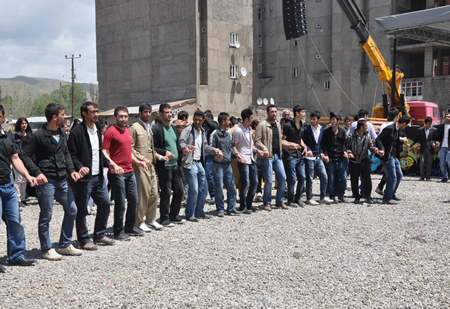 Yüksekova KURDÎ -DER öncülüğünde binlerce kişi Kürt dil bayramı kutlandı.