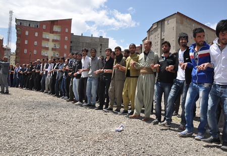 Yüksekova KURDÎ -DER öncülüğünde binlerce kişi Kürt dil bayramı kutlandı.