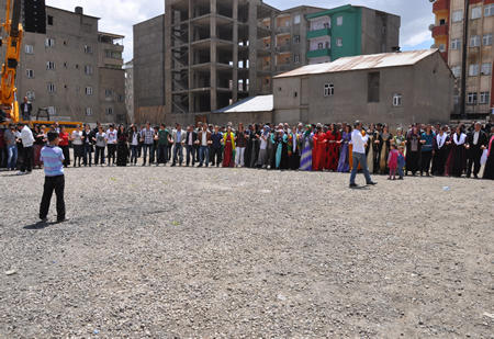 Yüksekova KURDÎ -DER öncülüğünde binlerce kişi Kürt dil bayramı kutlandı.