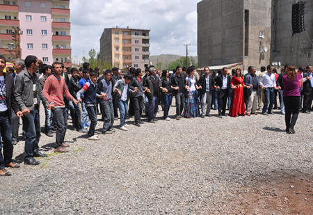 Yüksekova KURDÎ -DER öncülüğünde binlerce kişi Kürt dil bayramı kutlandı.
