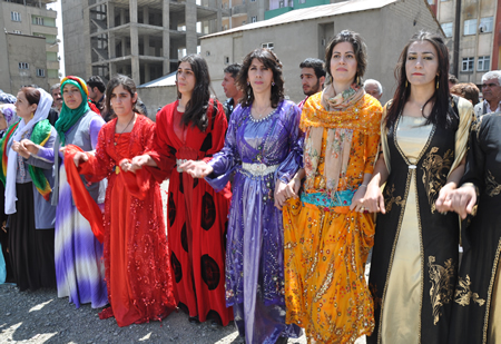 Yüksekova KURDÎ -DER öncülüğünde binlerce kişi Kürt dil bayramı kutlandı.