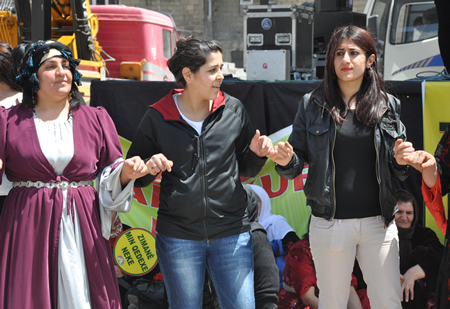 Yüksekova KURDÎ -DER öncülüğünde binlerce kişi Kürt dil bayramı kutlandı.