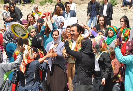 Yüksekova KURDÎ -DER öncülüğünde binlerce kişi Kürt dil bayramı kutlandı.