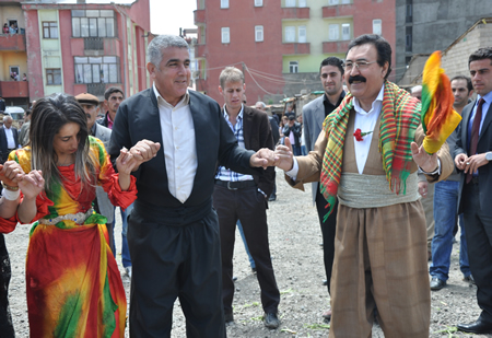 Yüksekova KURDÎ -DER öncülüğünde binlerce kişi Kürt dil bayramı kutlandı.