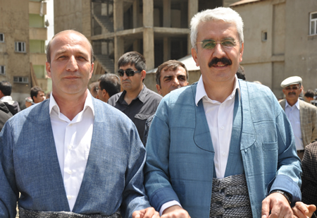 Yüksekova KURDÎ -DER öncülüğünde binlerce kişi Kürt dil bayramı kutlandı.