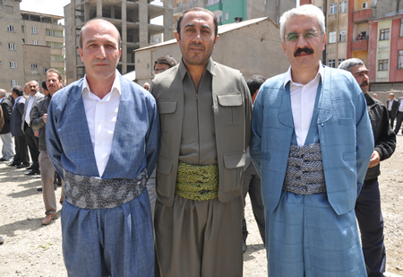 Yüksekova KURDÎ -DER öncülüğünde binlerce kişi Kürt dil bayramı kutlandı.