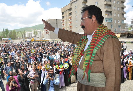 Yüksekova KURDÎ -DER öncülüğünde binlerce kişi Kürt dil bayramı kutlandı.