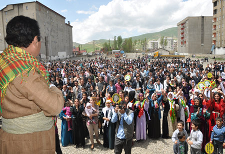 Yüksekova KURDÎ -DER öncülüğünde binlerce kişi Kürt dil bayramı kutlandı.