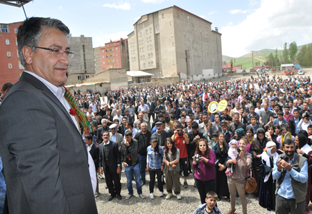 Yüksekova KURDÎ -DER öncülüğünde binlerce kişi Kürt dil bayramı kutlandı.