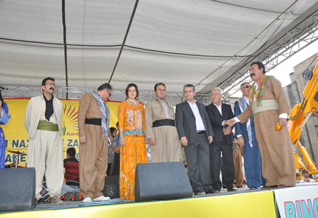 Yüksekova KURDÎ -DER öncülüğünde binlerce kişi Kürt dil bayramı kutlandı.