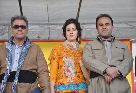 Yüksekova KURDÎ -DER öncülüğünde binlerce kişi Kürt dil bayramı kutlandı.