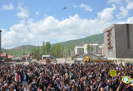 Yüksekova KURDÎ -DER öncülüğünde binlerce kişi Kürt dil bayramı kutlandı.