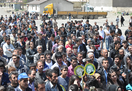 Yüksekova KURDÎ -DER öncülüğünde binlerce kişi Kürt dil bayramı kutlandı.