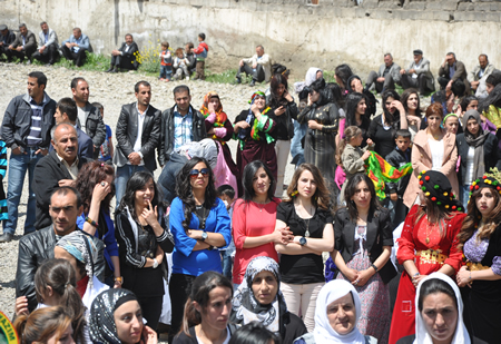 Yüksekova KURDÎ -DER öncülüğünde binlerce kişi Kürt dil bayramı kutlandı.