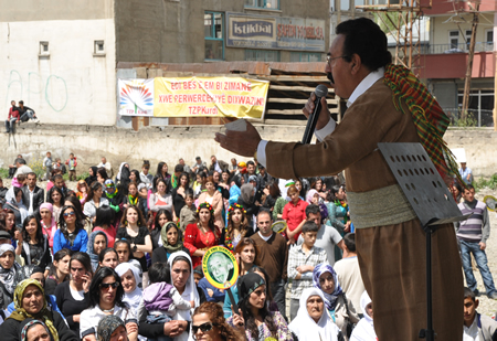 Yüksekova KURDÎ -DER öncülüğünde binlerce kişi Kürt dil bayramı kutlandı.