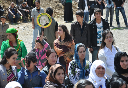 Yüksekova KURDÎ -DER öncülüğünde binlerce kişi Kürt dil bayramı kutlandı.