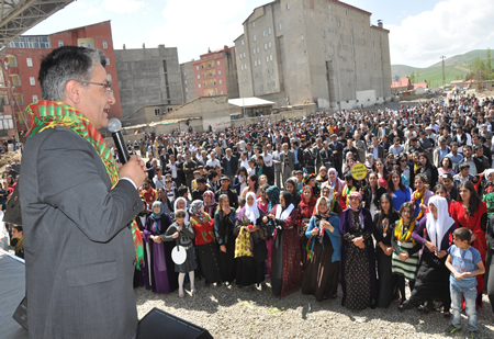 Yüksekova KURDÎ -DER öncülüğünde binlerce kişi Kürt dil bayramı kutlandı.