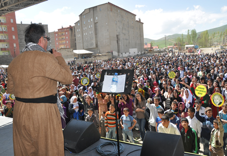 Yüksekova KURDÎ -DER öncülüğünde binlerce kişi Kürt dil bayramı kutlandı.