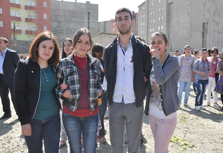 Yüksekova KURDÎ -DER öncülüğünde binlerce kişi Kürt dil bayramı kutlandı.