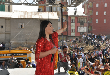 Yüksekova KURDÎ -DER öncülüğünde binlerce kişi Kürt dil bayramı kutlandı.