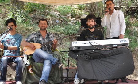 Hakkari'nin Yüksekova ilçesinde 19-20-05- 2012 Dünya evine Giren Çiftlerimizi Sizler için Sayfamıza taşıdık. Yüksekova Güncel Ailesi olarak Tüm Çiftlerimize mutluluklar Dileriz. Foto-Görüntü: Yaşar KAPLAN- Sinan AKKURT
