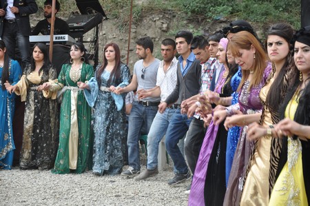 Hakkari'nin Yüksekova ilçesinde 19-20-05- 2012 Dünya evine Giren Çiftlerimizi Sizler için Sayfamıza taşıdık. Yüksekova Güncel Ailesi olarak Tüm Çiftlerimize mutluluklar Dileriz. Foto-Görüntü: Yaşar KAPLAN- Sinan AKKURT