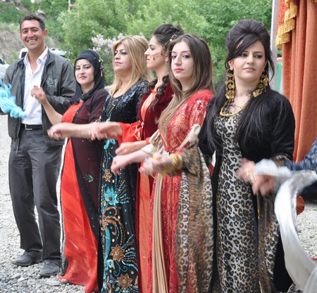 Hakkari'nin Yüksekova ilçesinde 19-20-05- 2012 Dünya evine Giren Çiftlerimizi Sizler için Sayfamıza taşıdık. Yüksekova Güncel Ailesi olarak Tüm Çiftlerimize mutluluklar Dileriz. Foto-Görüntü: Yaşar KAPLAN- Sinan AKKURT