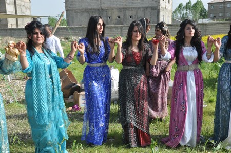 Hakkari'nin Yüksekova ilçesinde 19-20-05- 2012 Dünya evine Giren Çiftlerimizi Sizler için Sayfamıza taşıdık. Yüksekova Güncel Ailesi olarak Tüm Çiftlerimize mutluluklar Dileriz. Foto-Görüntü: Yaşar KAPLAN- Sinan AKKURT