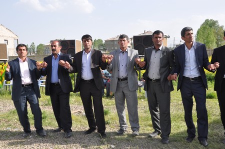 Hakkari'nin Yüksekova ilçesinde 19-20-05- 2012 Dünya evine Giren Çiftlerimizi Sizler için Sayfamıza taşıdık. Yüksekova Güncel Ailesi olarak Tüm Çiftlerimize mutluluklar Dileriz. Foto-Görüntü: Yaşar KAPLAN- Sinan AKKURT