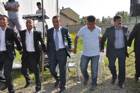 Hakkari'nin Yüksekova ilçesinde 19-20-05- 2012 Dünya evine Giren Çiftlerimizi Sizler için Sayfamıza taşıdık. Yüksekova Güncel Ailesi olarak Tüm Çiftlerimize mutluluklar Dileriz. Foto-Görüntü: Yaşar KAPLAN- Sinan AKKURT