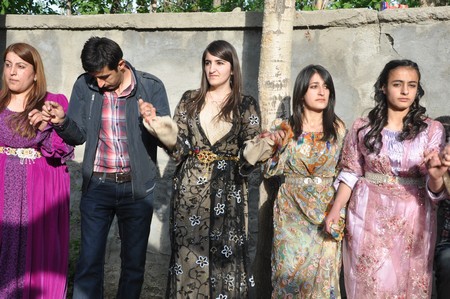 Hakkari'nin Yüksekova ilçesinde 19-20-05- 2012 Dünya evine Giren Çiftlerimizi Sizler için Sayfamıza taşıdık. Yüksekova Güncel Ailesi olarak Tüm Çiftlerimize mutluluklar Dileriz. Foto-Görüntü: Yaşar KAPLAN- Sinan AKKURT