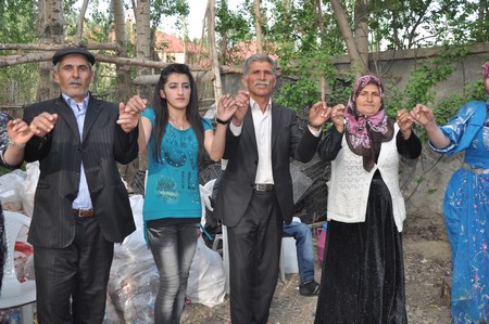 Hakkari'nin Yüksekova ilçesinde 19-20-05- 2012 Dünya evine Giren Çiftlerimizi Sizler için Sayfamıza taşıdık. Yüksekova Güncel Ailesi olarak Tüm Çiftlerimize mutluluklar Dileriz. Foto-Görüntü: Yaşar KAPLAN- Sinan AKKURT