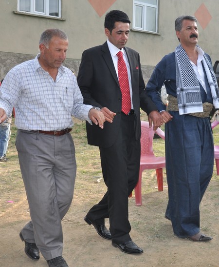 Hakkari'nin Yüksekova ilçesinde 19-20-05- 2012 Dünya evine Giren Çiftlerimizi Sizler için Sayfamıza taşıdık. Yüksekova Güncel Ailesi olarak Tüm Çiftlerimize mutluluklar Dileriz. Foto-Görüntü: Yaşar KAPLAN- Sinan AKKURT