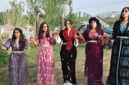 Hakkari'nin Yüksekova ilçesinde 19-20-05- 2012 Dünya evine Giren Çiftlerimizi Sizler için Sayfamıza taşıdık. Yüksekova Güncel Ailesi olarak Tüm Çiftlerimize mutluluklar Dileriz. Foto-Görüntü: Yaşar KAPLAN- Sinan AKKURT