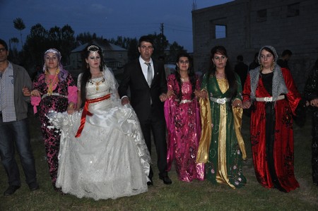 Hakkari'nin Yüksekova ilçesinde 19-20-05- 2012 Dünya evine Giren Çiftlerimizi Sizler için Sayfamıza taşıdık. Yüksekova Güncel Ailesi olarak Tüm Çiftlerimize mutluluklar Dileriz. Foto-Görüntü: Yaşar KAPLAN- Sinan AKKURT