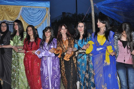 Hakkari'nin Yüksekova ilçesinde 19-20-05- 2012 Dünya evine Giren Çiftlerimizi Sizler için Sayfamıza taşıdık. Yüksekova Güncel Ailesi olarak Tüm Çiftlerimize mutluluklar Dileriz. Foto-Görüntü: Yaşar KAPLAN- Sinan AKKURT