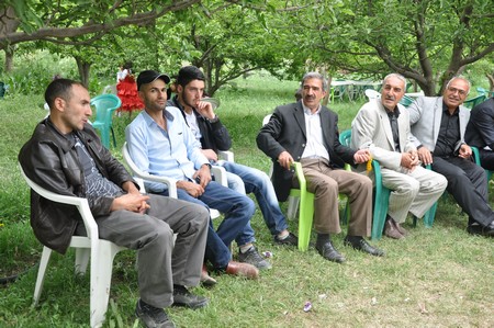 Hakkari'nin Yüksekova ilçesinde 19-20-05- 2012 Dünya evine Giren Çiftlerimizi Sizler için Sayfamıza taşıdık. Yüksekova Güncel Ailesi olarak Tüm Çiftlerimize mutluluklar Dileriz. Foto-Görüntü: Yaşar KAPLAN- Sinan AKKURT