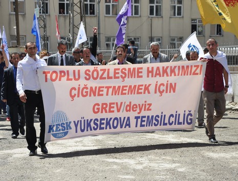 Yüksekova'da sabah saatlerinden itibaren Gever Kültür Sanat Merkezi ile Yüksekova Belediyesi önünde iki koldan yürüyen KESK bileşenleri, Yüksekova eski devlet hastanesi önünde bir araya geldi. 