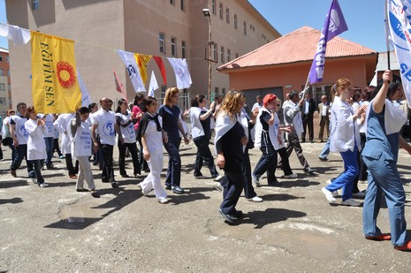 Yüksekova'da sabah saatlerinden itibaren Gever Kültür Sanat Merkezi ile Yüksekova Belediyesi önünde iki koldan yürüyen KESK bileşenleri, Yüksekova eski devlet hastanesi önünde bir araya geldi. 