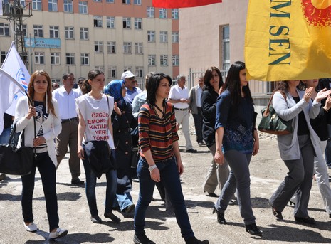 Yüksekova'da sabah saatlerinden itibaren Gever Kültür Sanat Merkezi ile Yüksekova Belediyesi önünde iki koldan yürüyen KESK bileşenleri, Yüksekova eski devlet hastanesi önünde bir araya geldi. 