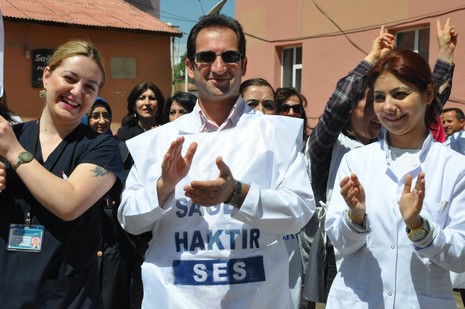 Yüksekova'da sabah saatlerinden itibaren Gever Kültür Sanat Merkezi ile Yüksekova Belediyesi önünde iki koldan yürüyen KESK bileşenleri, Yüksekova eski devlet hastanesi önünde bir araya geldi. 