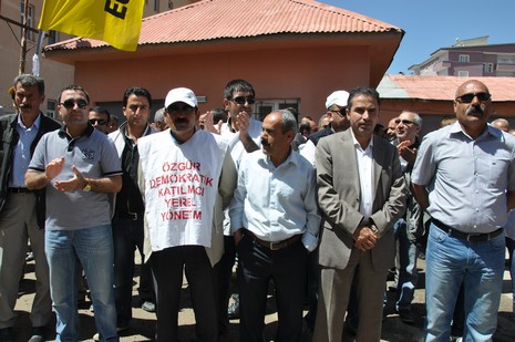 Yüksekova'da sabah saatlerinden itibaren Gever Kültür Sanat Merkezi ile Yüksekova Belediyesi önünde iki koldan yürüyen KESK bileşenleri, Yüksekova eski devlet hastanesi önünde bir araya geldi. 