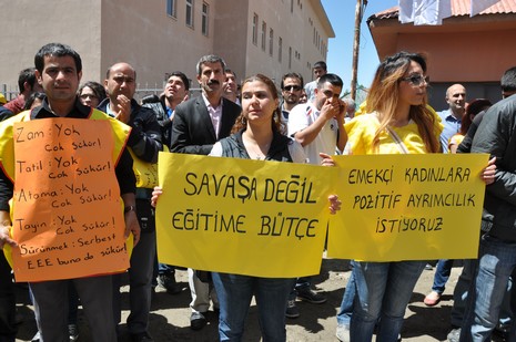 Yüksekova'da sabah saatlerinden itibaren Gever Kültür Sanat Merkezi ile Yüksekova Belediyesi önünde iki koldan yürüyen KESK bileşenleri, Yüksekova eski devlet hastanesi önünde bir araya geldi. 