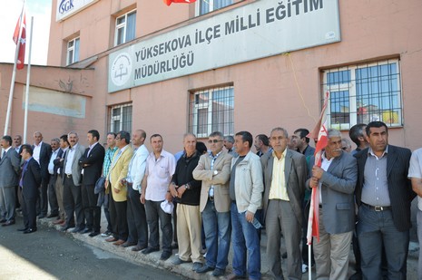 Yüksekova'da sabah saatlerinden itibaren Gever Kültür Sanat Merkezi ile Yüksekova Belediyesi önünde iki koldan yürüyen KESK bileşenleri, Yüksekova eski devlet hastanesi önünde bir araya geldi. 