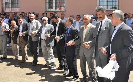 Yüksekova'da sabah saatlerinden itibaren Gever Kültür Sanat Merkezi ile Yüksekova Belediyesi önünde iki koldan yürüyen KESK bileşenleri, Yüksekova eski devlet hastanesi önünde bir araya geldi. 