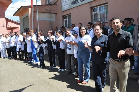 Yüksekova'da sabah saatlerinden itibaren Gever Kültür Sanat Merkezi ile Yüksekova Belediyesi önünde iki koldan yürüyen KESK bileşenleri, Yüksekova eski devlet hastanesi önünde bir araya geldi. 
