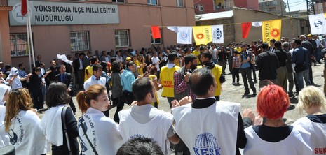 Yüksekova'da sabah saatlerinden itibaren Gever Kültür Sanat Merkezi ile Yüksekova Belediyesi önünde iki koldan yürüyen KESK bileşenleri, Yüksekova eski devlet hastanesi önünde bir araya geldi. 