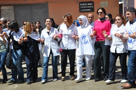 Yüksekova'da sabah saatlerinden itibaren Gever Kültür Sanat Merkezi ile Yüksekova Belediyesi önünde iki koldan yürüyen KESK bileşenleri, Yüksekova eski devlet hastanesi önünde bir araya geldi. 